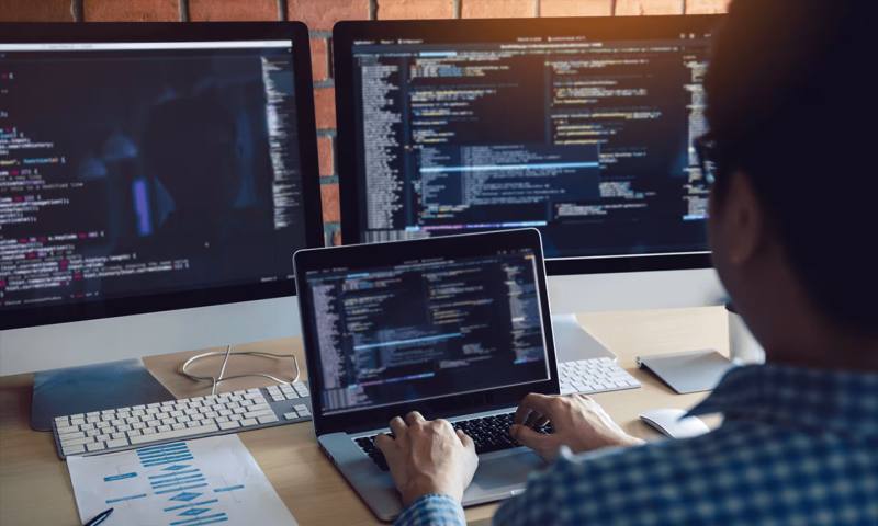 数据科学选型:R与Python如何赋能铁东区网站建设?
